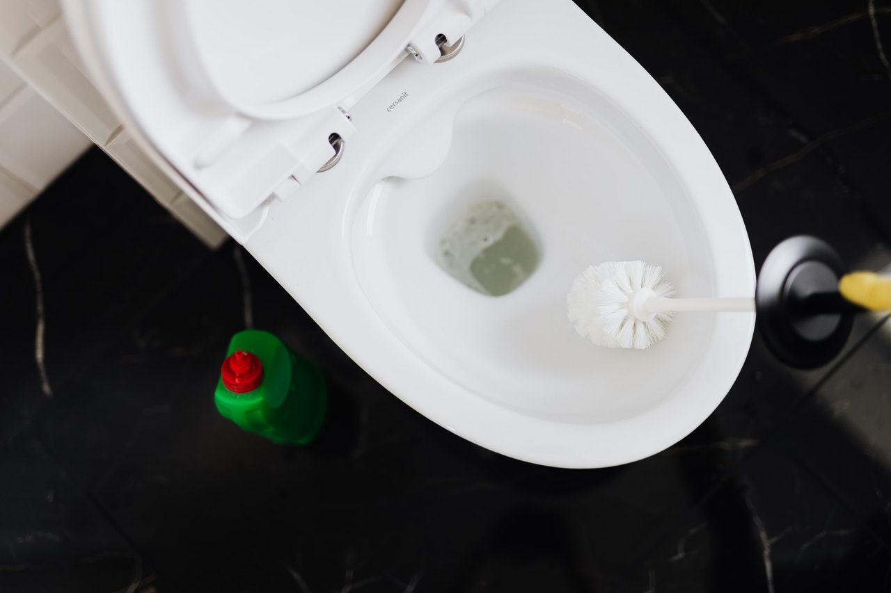 Entupimento e sujeira: como limpar vaso sanitário encardido?