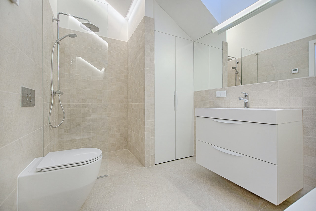 Como limpar ralo de banheiro protege a sua saúde?