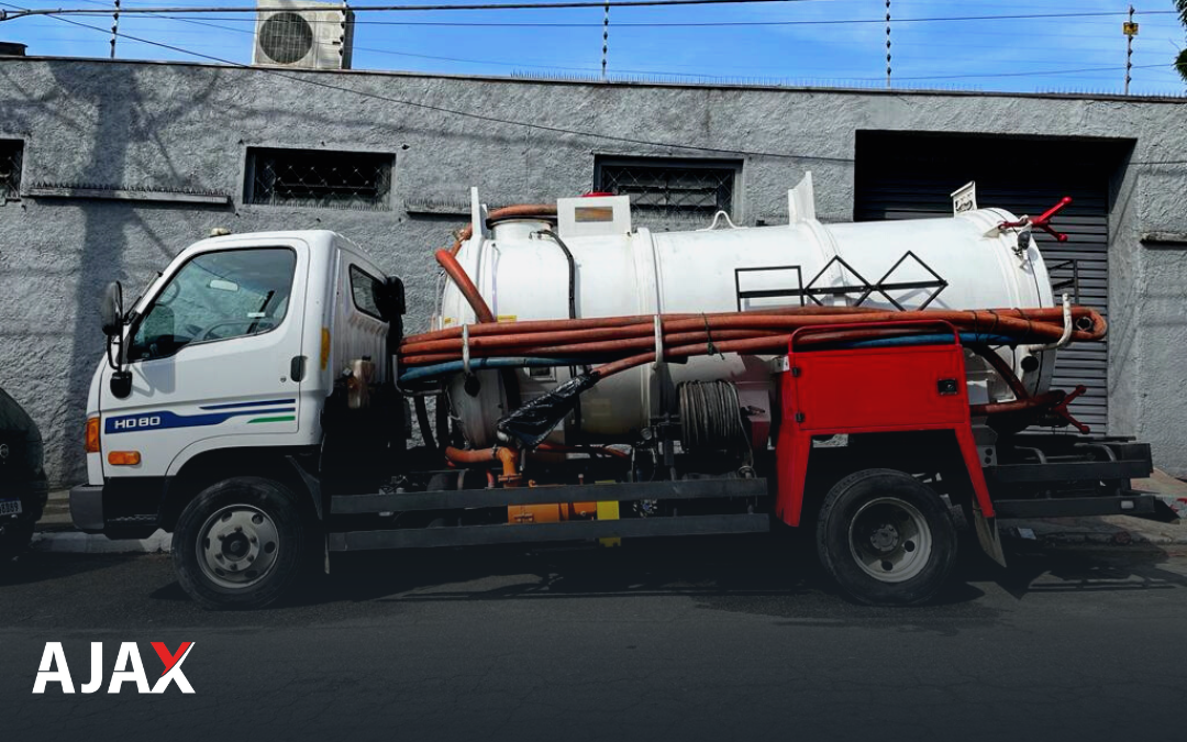 Limpeza de Fossa com Caminhão a Vácuo: Eficiência e Rapidez / Ajax Desentupidora