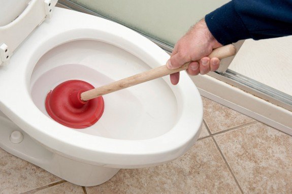 DesentupirVaso sanitário entupido com sabonete: o que fazer?cano com o desentupidor